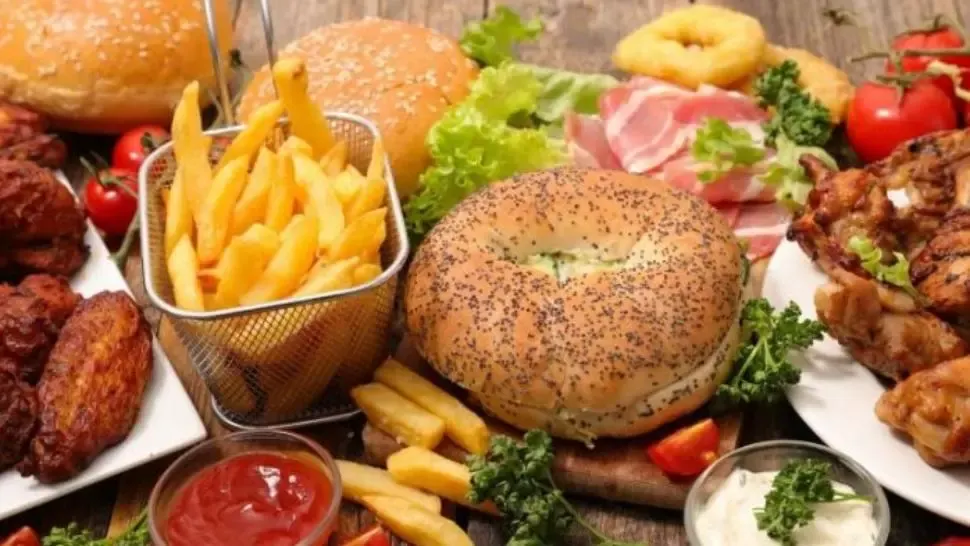 MIZERIE de nedescris la un Fast-Food din Ploiești. Zeci de nereguli descoperite de autorități