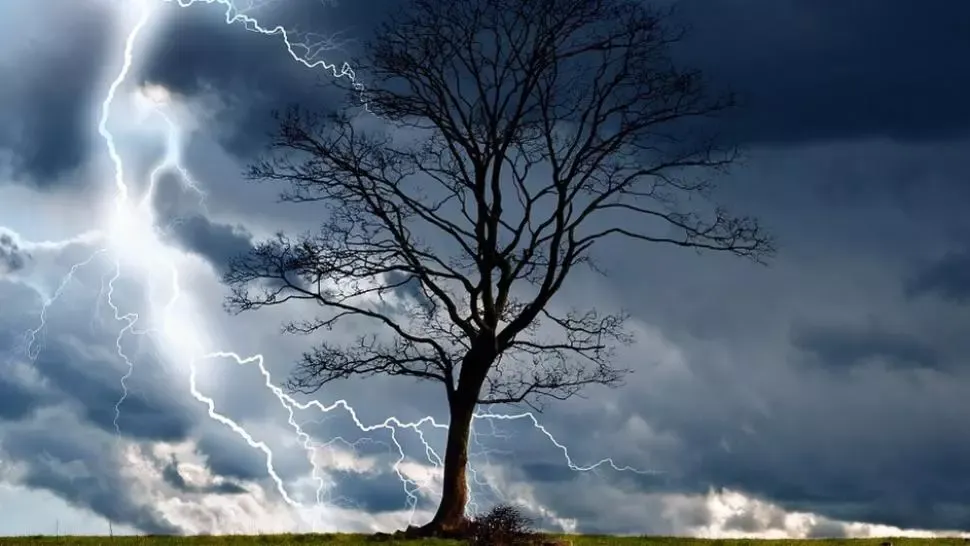 COD ROȘU de fenomene meteo SEVERE: furtuni, ploi torențiale și grindină