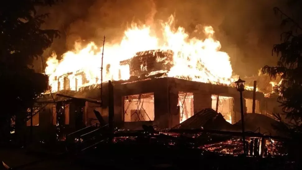Incendiu devastator, în munți. O cabană s-a făcut scrum