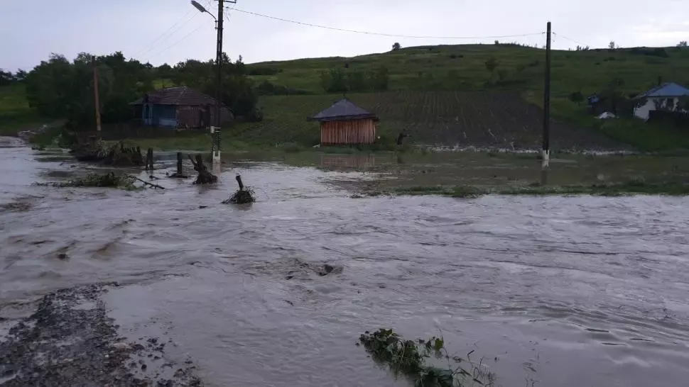 Pompierii suceveni, misiuni de evacuare a apei în Sucevița, Siret și Vatra Dornei