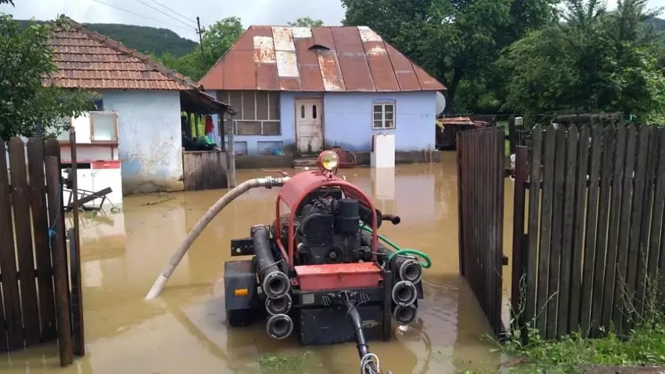 Femeie luată de viituri, la Vaslui. Cod roșu: sute de case și curți inundate / Foto: Arhivă