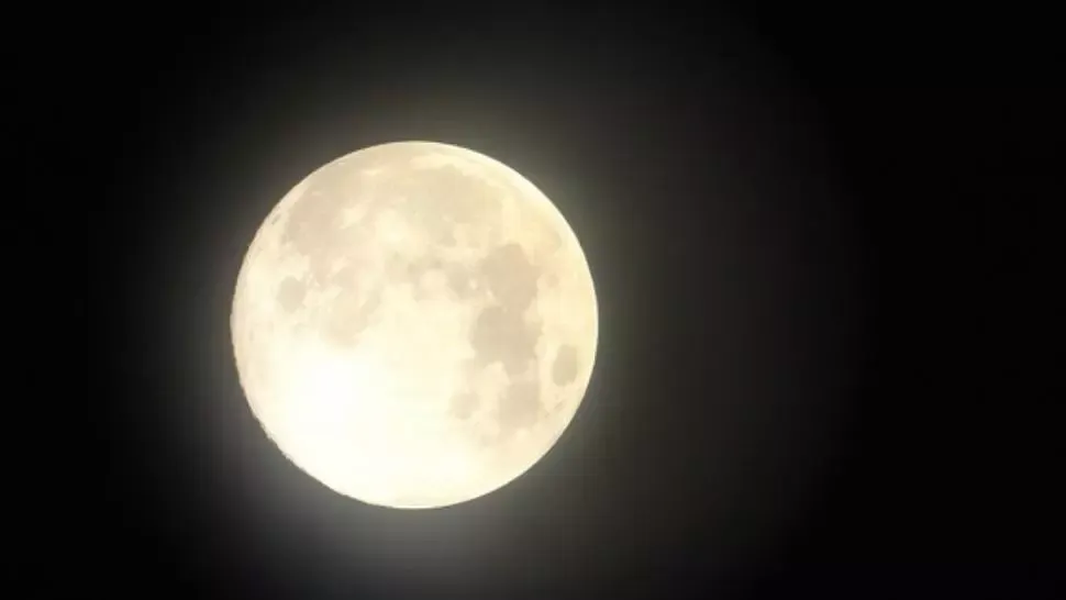 Luna, satelitul natural al Pământului