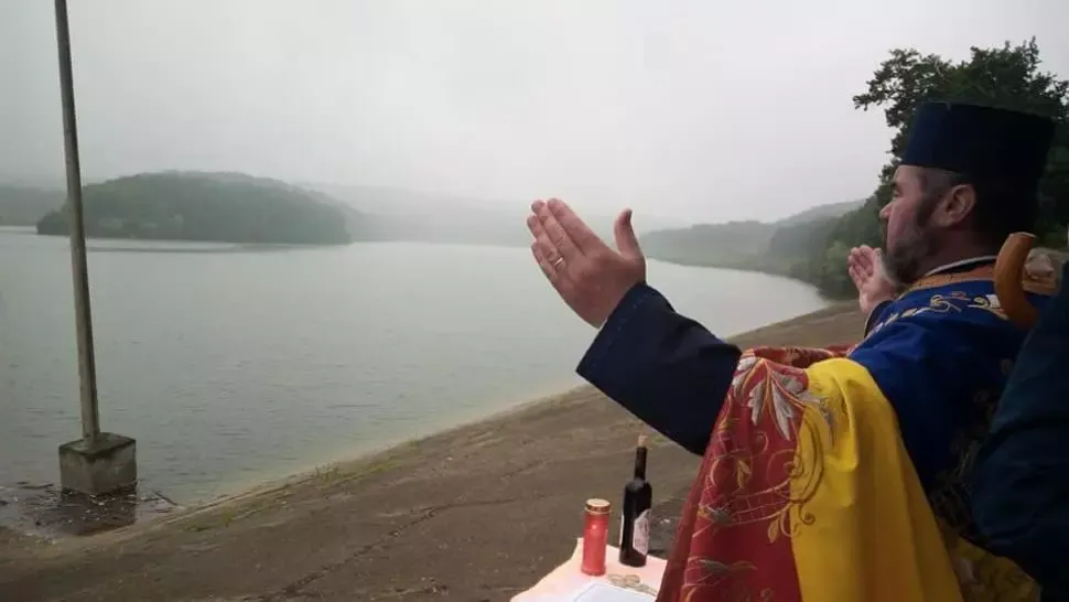 MOMENT TULBURĂTOR: Slujbă pe malul lacului pentru cele 3 fetițe care s-au înecat sâmbătă