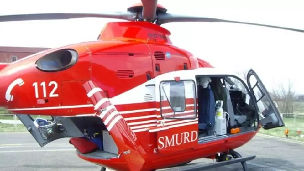 Tânăra incendiată de un criminal în serie, transferată cu elicopterul la un spital din Capitală