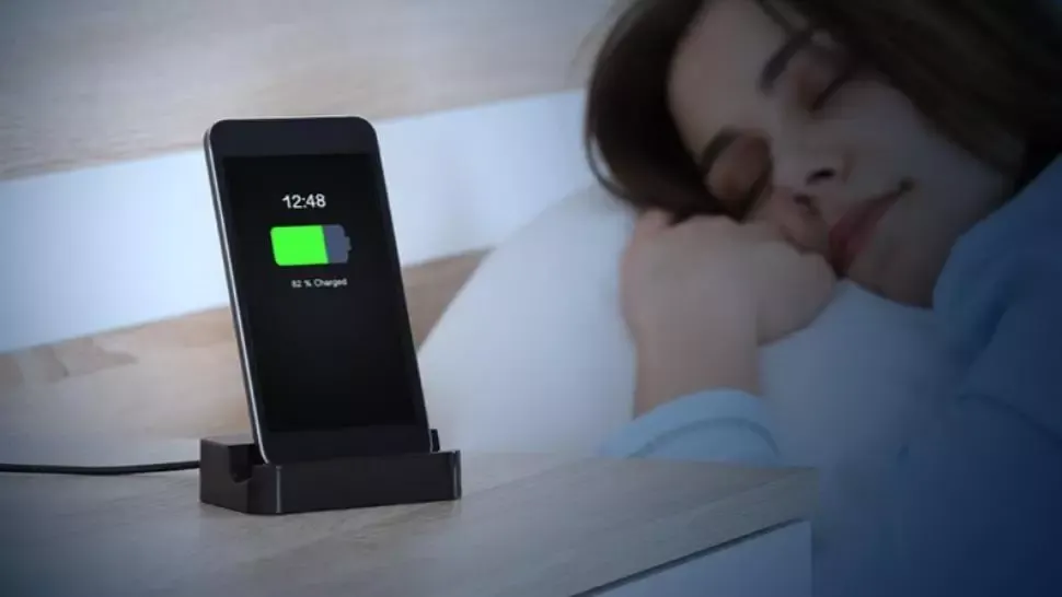 De ce să nu-ți lași telefonul la încărcat peste noapte