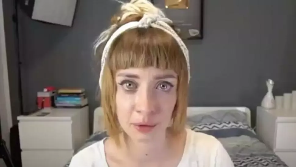 Vloggerita batuta cu o ranga de un fost politician
