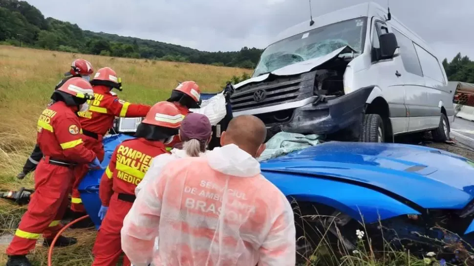 Accident grav, pe DN 1. Bolid de lux, impact nimicitor cu un microbuz cu persoane: 5 victime