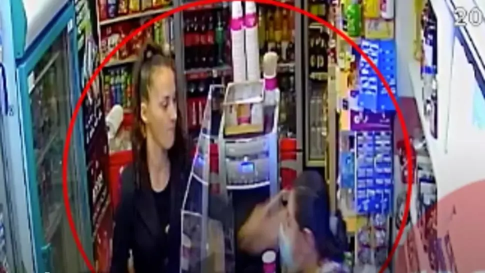 VIDEO Scenă șocantă într-un magazin din Baia Mare, vânzătoare pălmuită de o clientă căreia i-a cerut să-și pună mască (sursă: ActualMM)