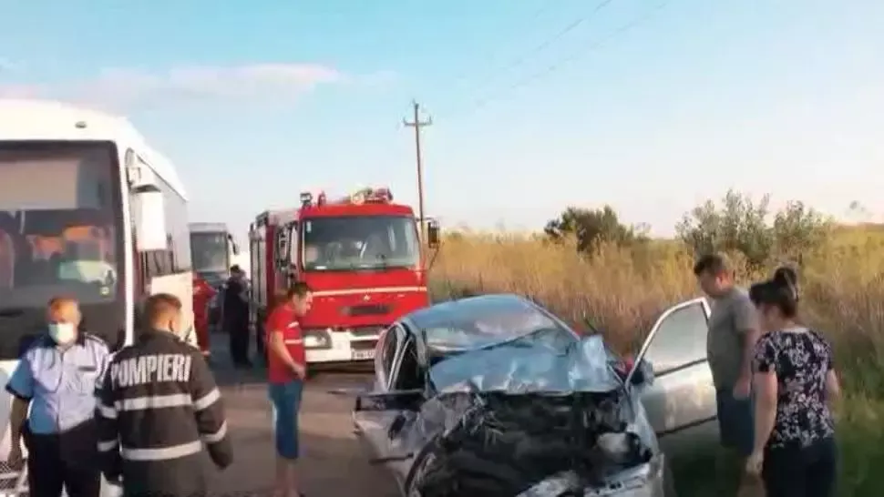 Accident grav, în jud. Ialomița: un mort, după un impact nimicitor cu un autocar cu pasageri