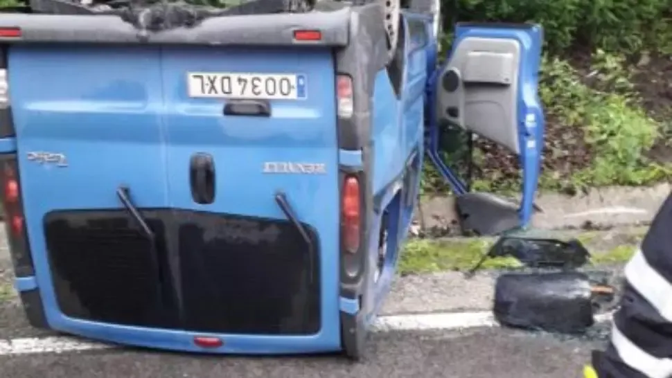 Au văzut moartea cu ochii, un microbuz cu șase pasageri s-a răsturnat cu roțile în sus