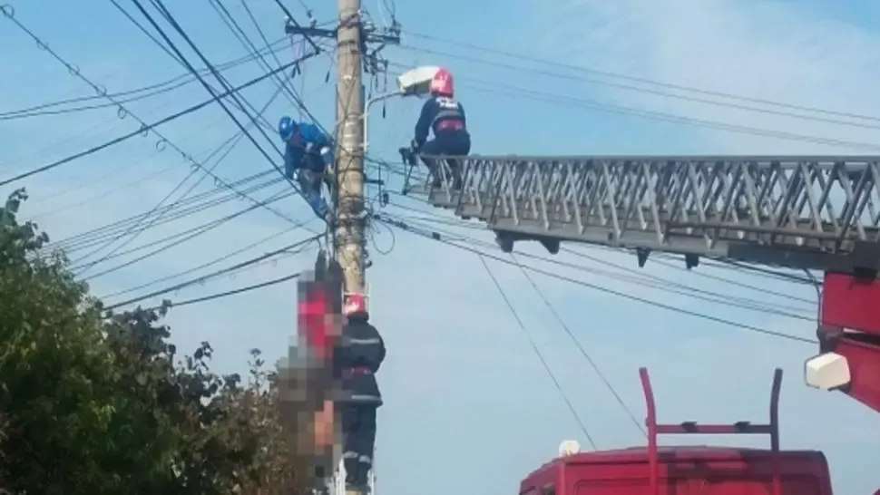 Lucrător ENEL, mort după ce s-a electrocutat în timp ce branșa o locuință la rețeaua electrică