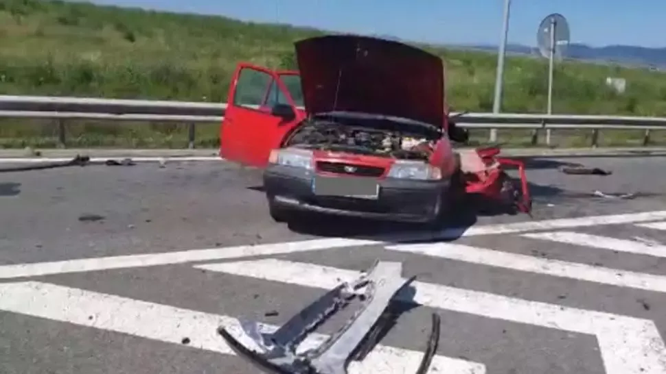 Pompierii au găsit la locul evenimentului două autoturisme avariate, iar în unul dintre acestea erau două persoane încarcerate: o femeie în vârstă de 770 de ani și un bărbat de 45 de ani