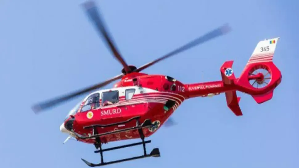 Un elicopter SMURD intervine pentru salvarea unui turist din Munții Făgăraș