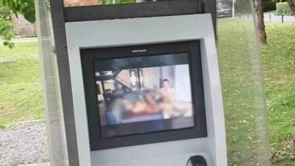 Filme pentru adulți, puse să ruleze pe un panou de informare, în centrul Timișoarei