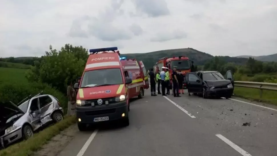 GALERIE FOTO Șapte persoane, implicate într-un accident pe DN 15! Toate au ajuns la spital