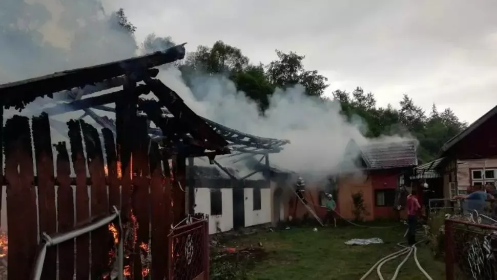 Gospodărie în flăcări, după ce a fost lovită de fulger