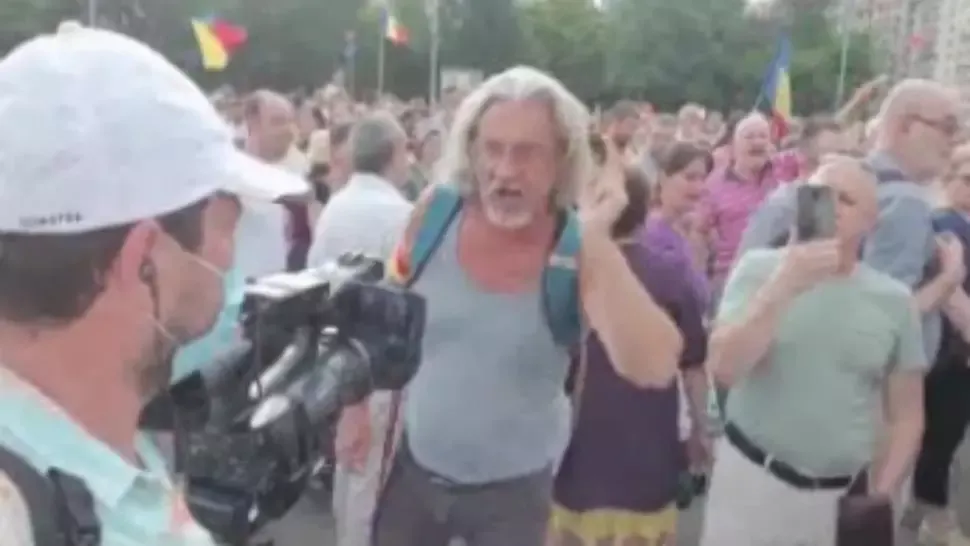 Jurnaliști Realitatea PLUS, bruscați și jigniți la protestul anti-carantinare din Piața Victoriei, 12 iulie 2020
