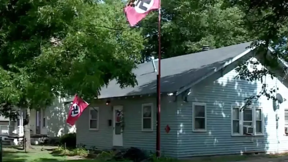 O femeie a fost împușcată în Oklahoma după ce a încercat să dea jos un steag cu simbol nazist Foto: New York Post