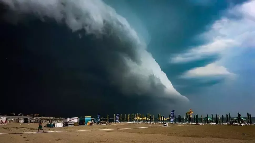 Imagini spectaculoase, la Mamaia. Norul Shelf a acoperit cerul