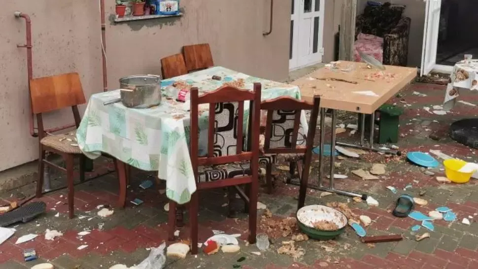 VIDEO Teroare într-o localitate din Iași. Bărbați, femei și copii atacați în propria casă cu bâte și topoare