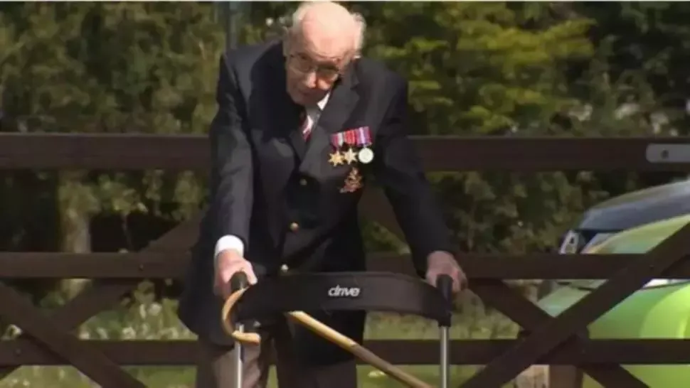 Regina Elizabeth II i-a acordat titlul de cavaler veteranului Tom Moore, care a strâns 33 de milioane de lire sterline pentru NHS
