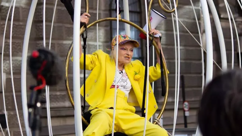 Celebra Vivienne Westwood, protest într-o colivie imensă pentru eliberarea fondatorului WikiLeaks, Julian Assange Foto: VanityFair.com