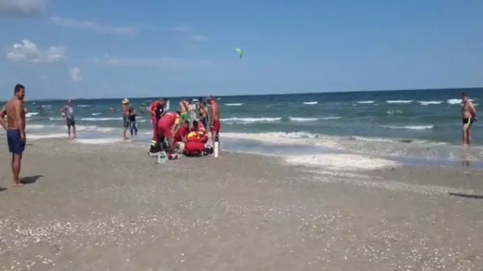 Persoană inconștientă, scoasă din mare, la Neptun