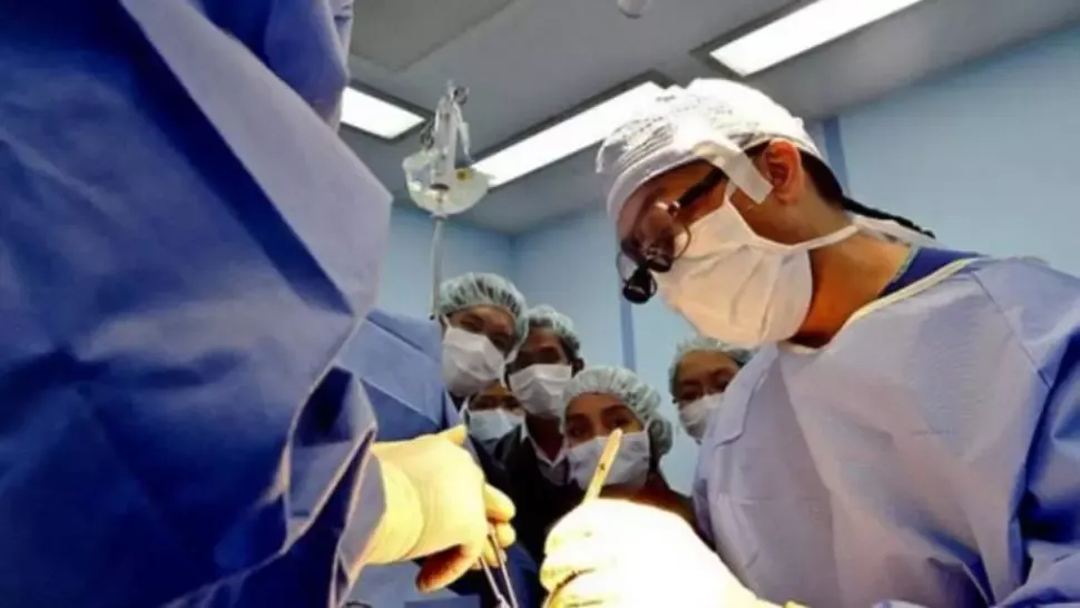 A sărit să-l bată pe medicul care a întârziat la operaţia fiului său. După ce a aflat motivul, s-a prăbuşit!