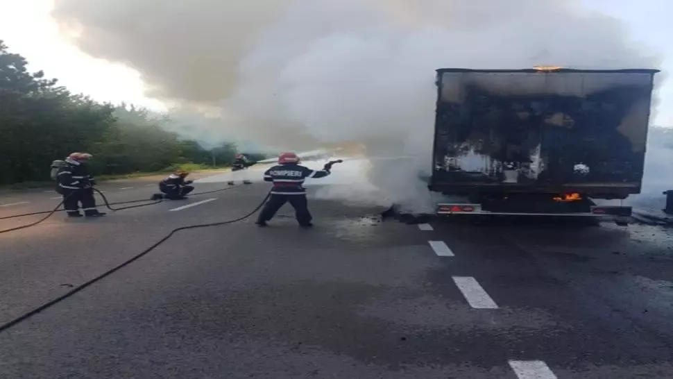 VIDEO Panică pe șosea, un TIR a luat foc la Țăndărei, în județul Ialomița