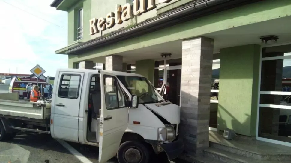 Un șofer din Mureș a intrat cu mașina într-un restaurant din Sibiu. Trei persoane au fost rănite (FOTO)