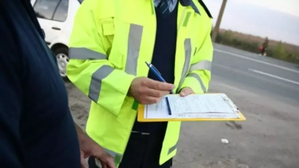 Incident pe A2: Șofer beat și cu permisul suspendat, oprit în trafic. A să încercat să scoată un pistol, după care a fugit