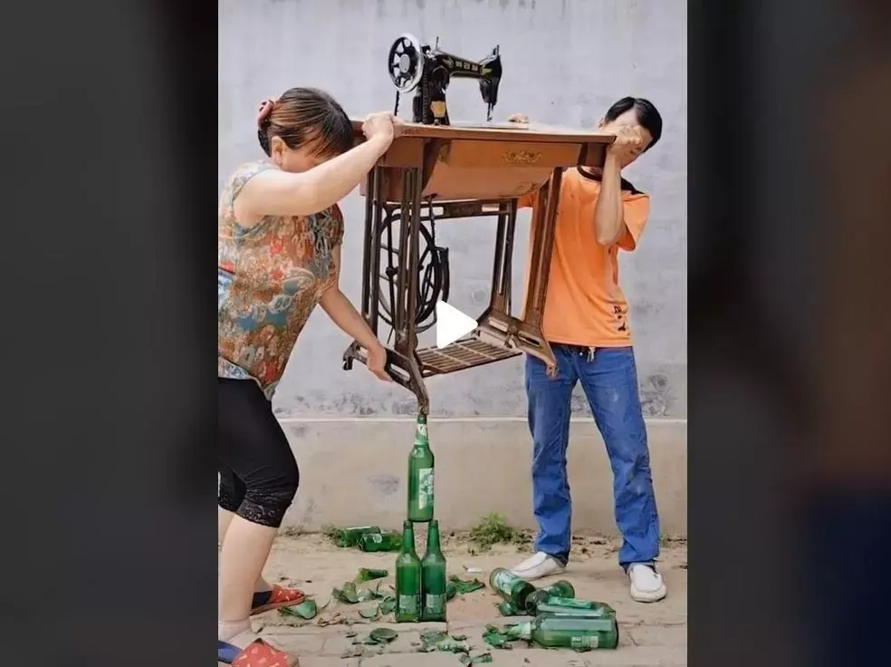 VIDEO – Au reușit să găsească punctul de echilibru: mașină de cusut peste 3 sticle de bere