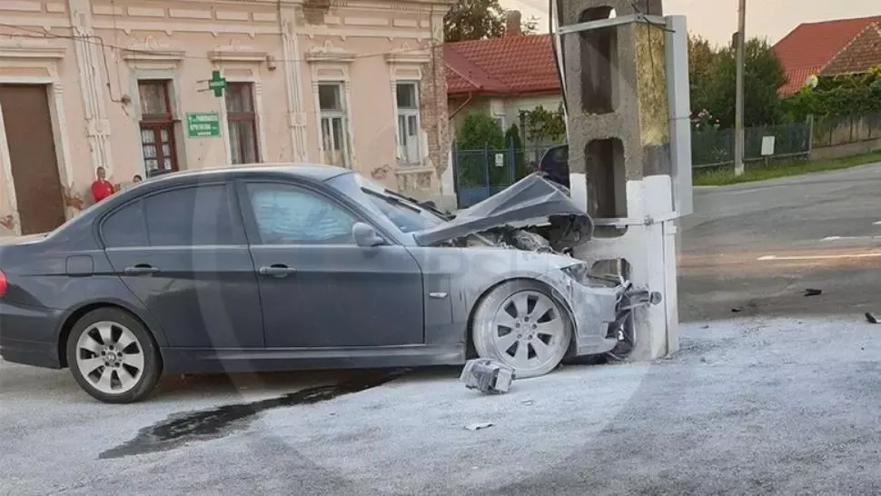 VIDEO - Un polițist beat a intrat cu mașina într-un stâlp