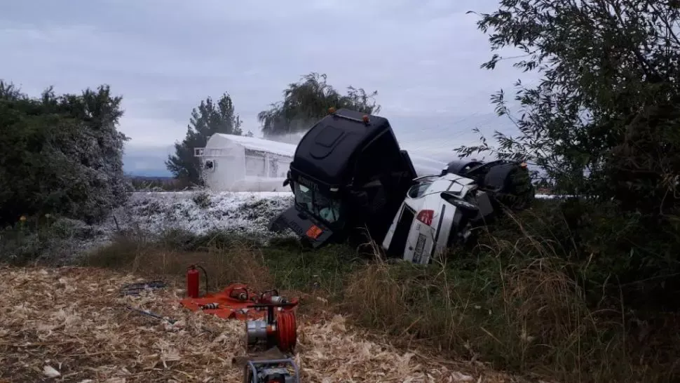 Pericol de explozie în Prahova, după ce o cisternă cu kerosen s-a răsturnat. S-a emis RO-ALERT