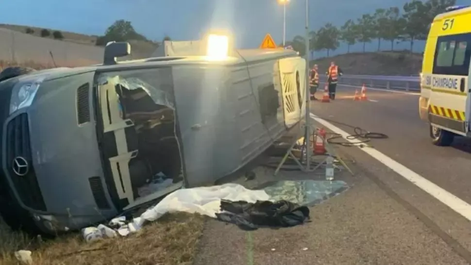 Microbuz cu 12 români, accident grav în Franța. O fetiță riscă să-și piardă mâna (sursa foto: captură lunion.fr)