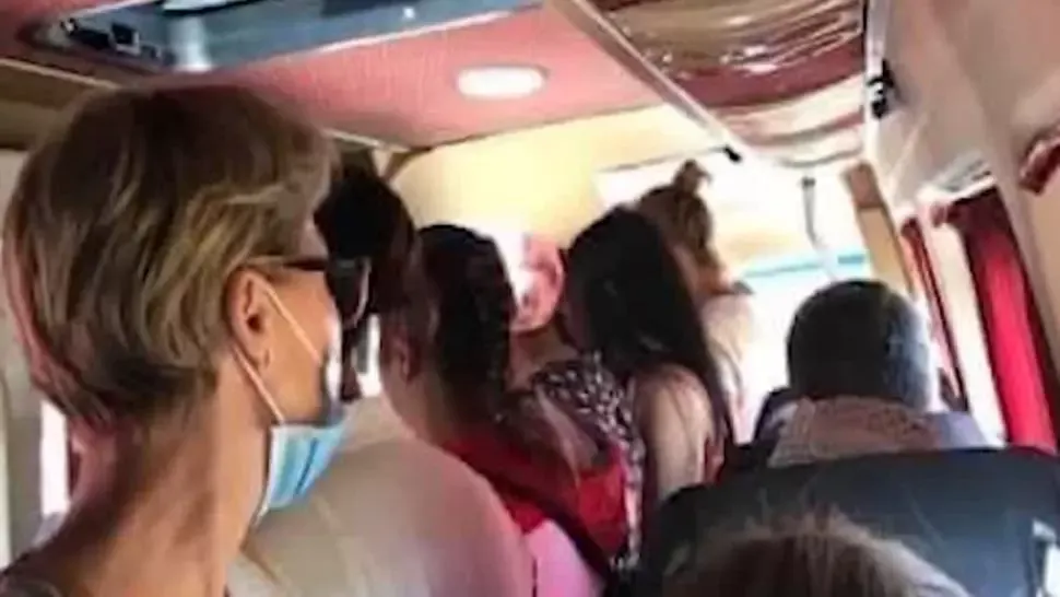 VIDEO Transportul în comun, pericol major de contaminare. Pasageri îngrămădiți și fără măști