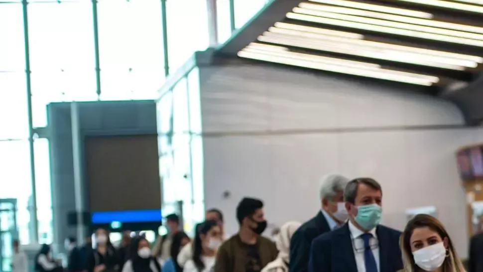 Oameni pe aeroport