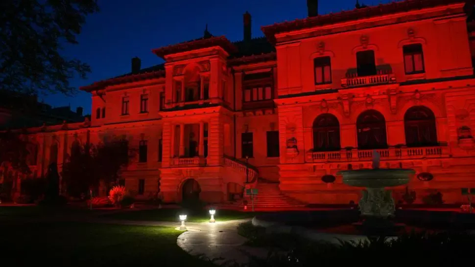 Palatele Cotroceni și Victoria, iluminate în roșu pentru a marca Ziua mondială de conștientizare a distrofiei musculare Duchenne Foto: Presidency.ro, Gov.ro
