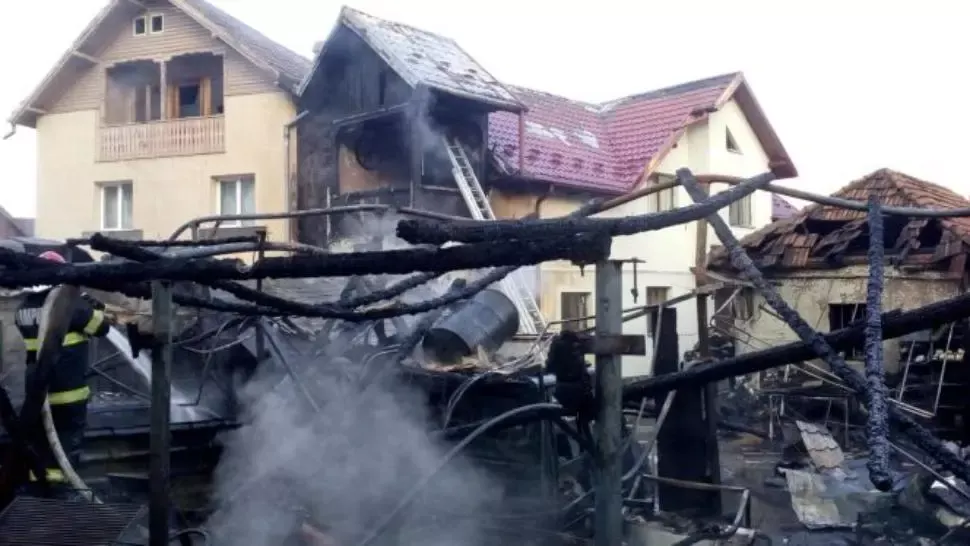 VIDEO Incendiu devastator la Câmpulung Muscel, 2 case și 3 mașini făcute scrum