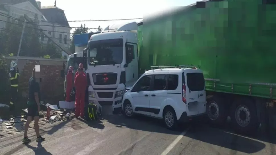Accident grav, în jud. Cluj. Impact nimicitor între două TIR-uri și o mașină: o victimă