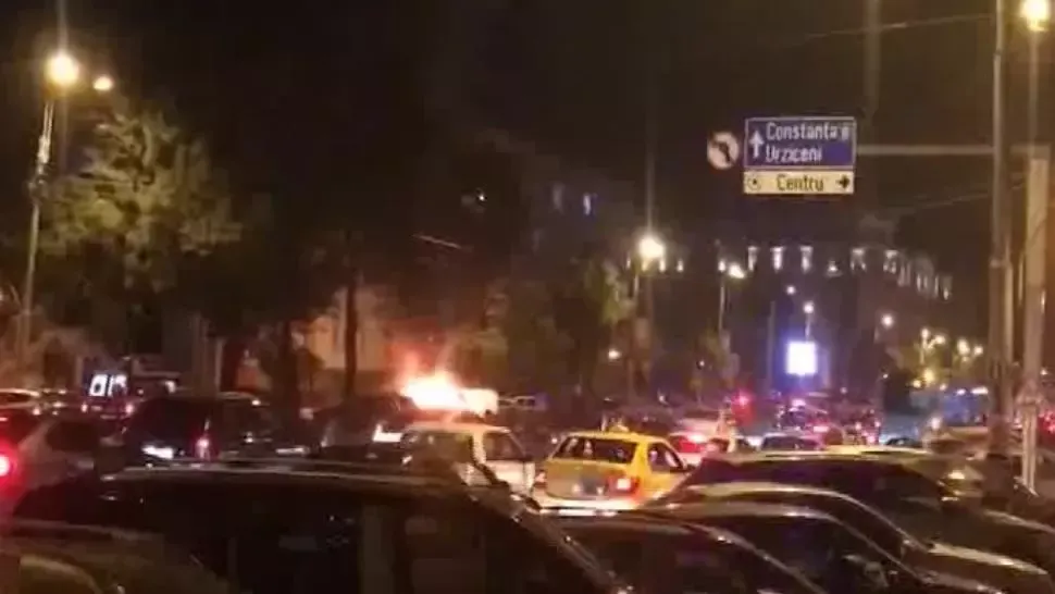 Mașină în flăcări, pe bd. Ștefan cel Mare, din Capitală. Polițiștii iau în calcul o ipoteză terifiantă