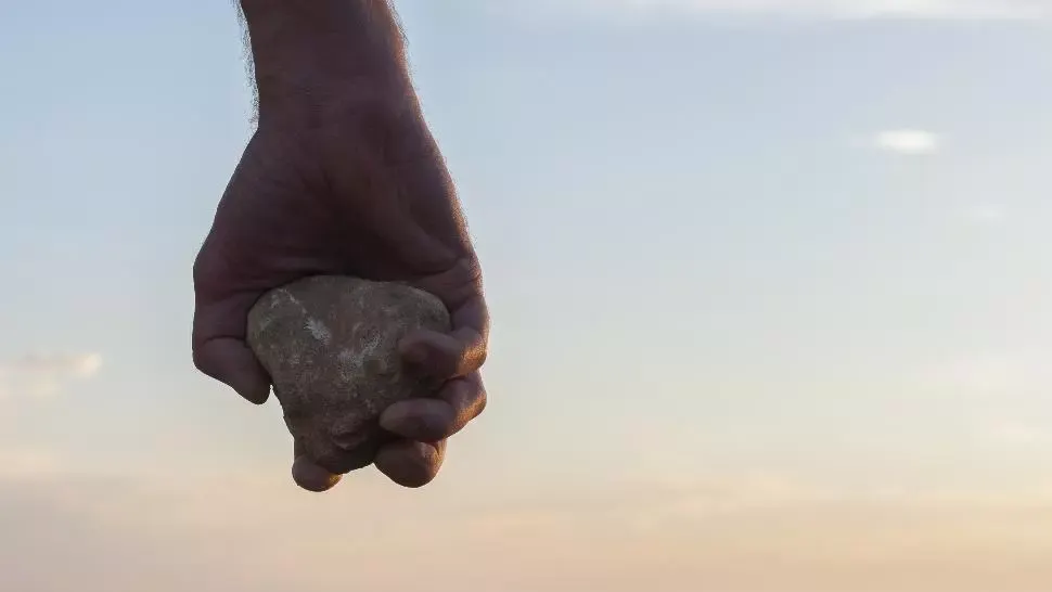 Scene revoltătoare: un primar a fost filmat în timp ce LOVEA cu pietre și amenința un localnic