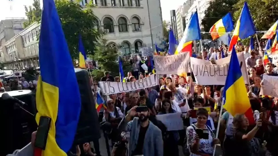 VIDEO LIVE - Protest absurd în Piața Universității - Peste 120 de oameni scandează împotriva purtării măstii de protecție