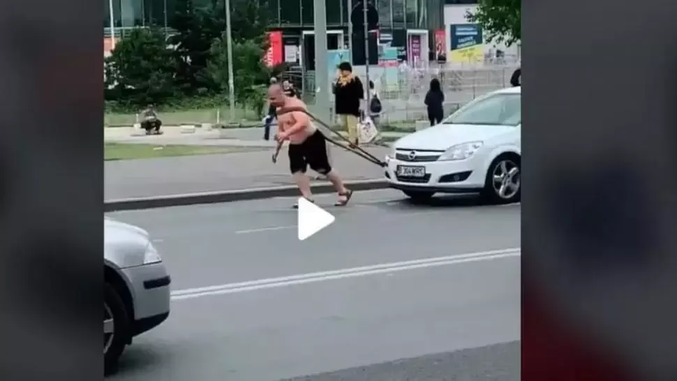 VIDEO – Numai în România poți să vezi așa ceva – Un bărbat își tractează singur mașina