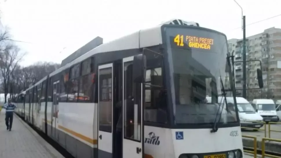 Circulația pe linia 41, BLOCATĂ. Un bărbat a fost spulberat de un tramvai
