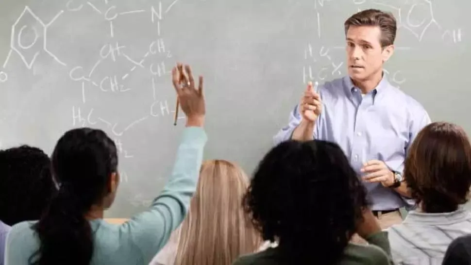 Profesor într-o sală de curs