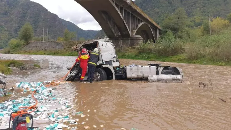 Traficul rutier, blocat total pe Valea Oltului