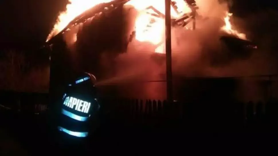 Tragedie în județul Iași! O familie de bătrâni au murit într-un incendiu care le-a mistuit casa