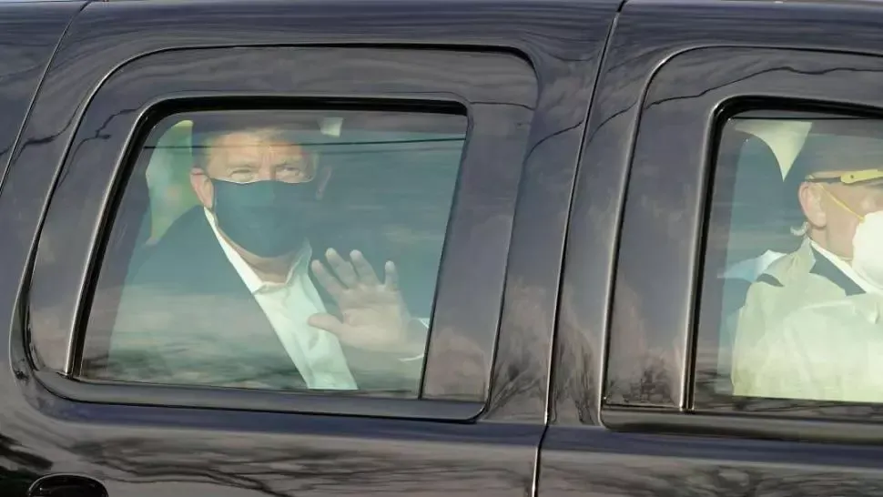 VIDEO Ieșirea lui Trump la "gardul spitalului", pentru a-și saluta suporterii, criticată dur de specialiști (sursă foto: SF Chronicle)