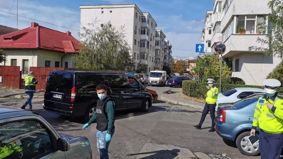 FOTO Ploiești: Micorbuz școlar cu 11 copii, implicat într-un accident. Trei copiii au primit îngrijiri la fața locului